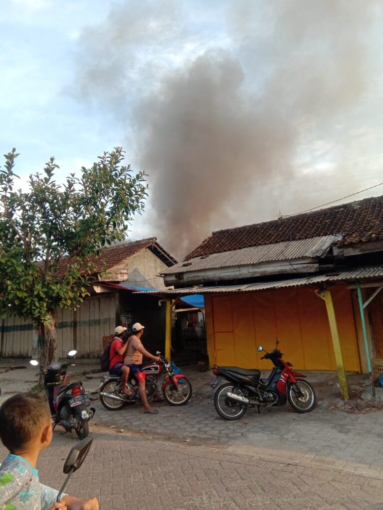 Kebakaran Hebat Landa Pasar Gentong Ngawi, Puluhan Kios Ludes