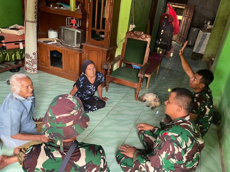 Anggota TNI Satgas TMMD Ke-122 Menginap Dirumah Warga, Ini Kata Mbah Poniyem