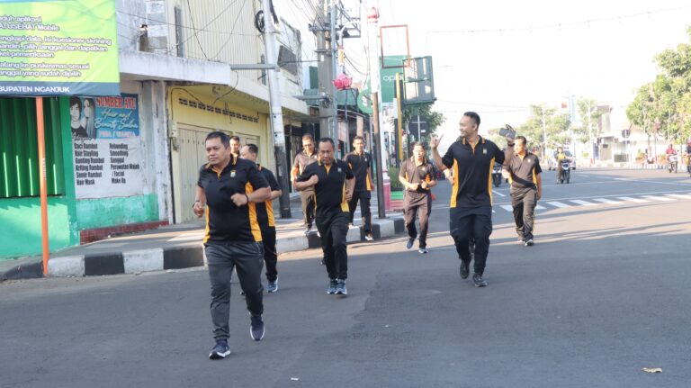 Kapolres Nganjuk Jalan Kaki 8 KM Sambil Kontrol Kinerja Anggota di Lapangan