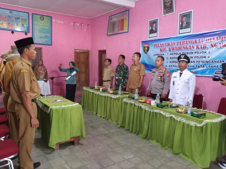 Pelantikan Perangkat Desa Pojok di Guncang Protes Salah Satu  Warga Dan Diduga Ditumpangi Oknum LSM