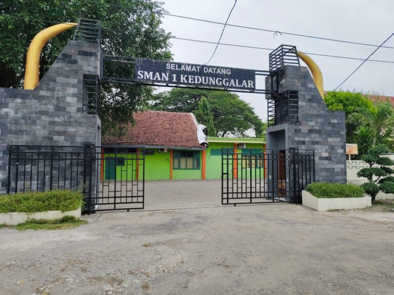PENGKHIANATAN PENDIDIKAN! RUNTUHNYA SMAN 1 KEDUNGGALAR, KEPSEK ‘GHAIB’ DIDUGA TELAN DANA SARPRAS MILIARAN!