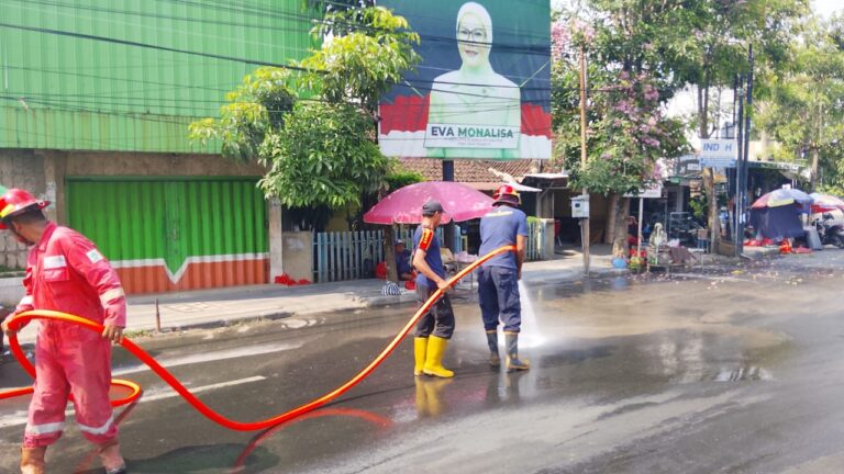 Tumpahan Solar di Jalan Ronggolawe Cepu Dibersihkan Damkar, Warga Minta Penertiban Angkutan Diduga Ilegal